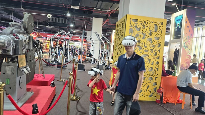 Cùng "hướng dẫn viên" Dế Mèn nay khám phá lịch sử điện ảnh ở Triển lãm thành tựu đất nước