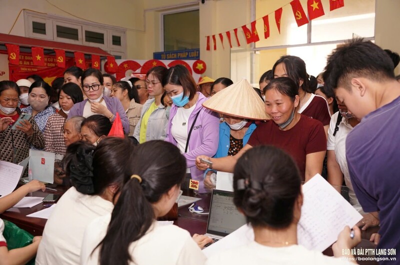 Đông đảo người dân đến nhận quà của Chính phủ tại Trung tâmPhục vụ Hành chính công phường Kỳ Lừa (Ảnh: Báo và Đài PTTH Lạng Sơn)