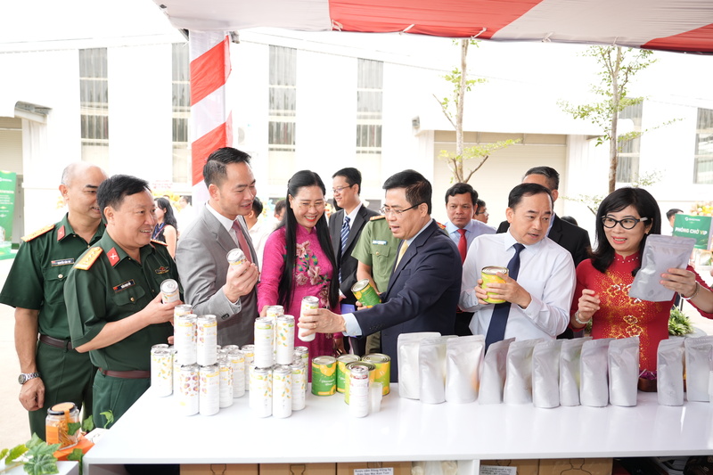 Lãnh đạo địa phương cùng các đại biểu tham quan gian hàng tại buổi lễ