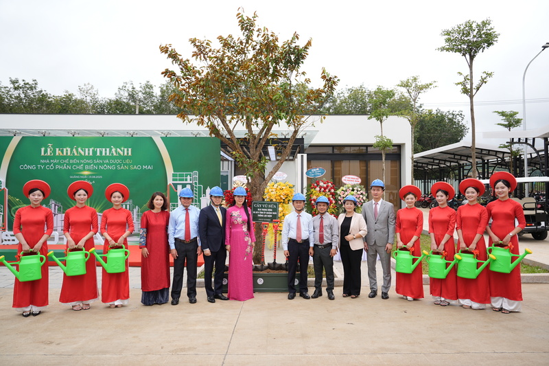 Lãnh đạo tỉnh Quảng Ngãi cùng các đại biểu trồng cây lưu niệm tại nhà máy