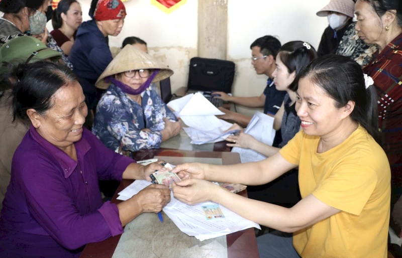 Dù là ngày nghỉ lễ, nhưng nhiều cán bộ công chức xã, phường, đặc khu trên địa bàn TP. Hải Phòng vẫn trực phát quà Tết Độc lập của Đảng, Nhà nước tới nhân dân. Ảnh: CTV