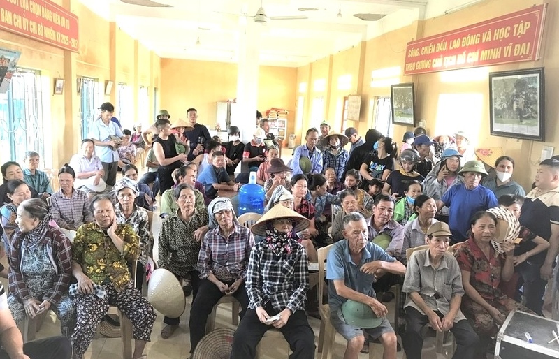 Đông đảo người dân xã Vĩnh Thuận, TP. Hải Phòng đón nhận quà Tết Độc lập. Ảnh: CTV