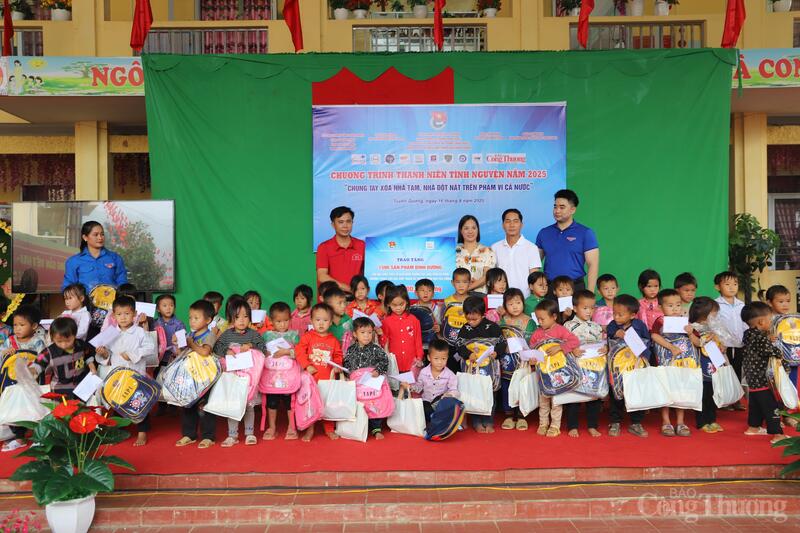 Chương trình Thanh niên tình nguyện “Chung tay xóa nhà tạm, nhà dột nát” tại Tuyên Quang. Ảnh: Nguyễn Hằng