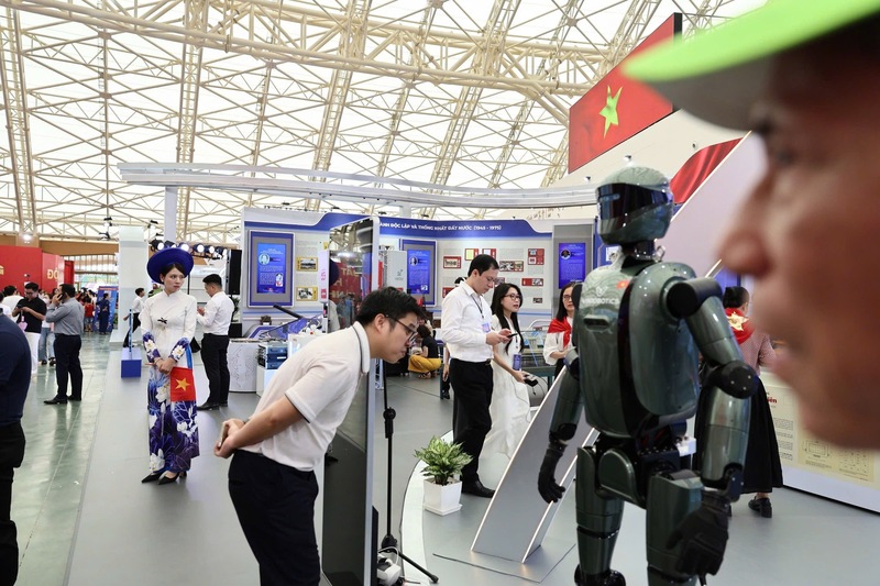 Robot hình người do VinRobotics, công ty con của Tập đoàn Vingroup phát triển, được giới thiệu tại gian hàng riêng và trong khu trưng bày của Bộ Khoa học và Công nghệ, thu hút sự chú ý của đông đảo khách tham quan.