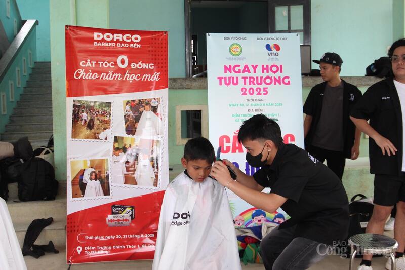 Các em học sinh được “tút tát” lại vẻ bề ngoài