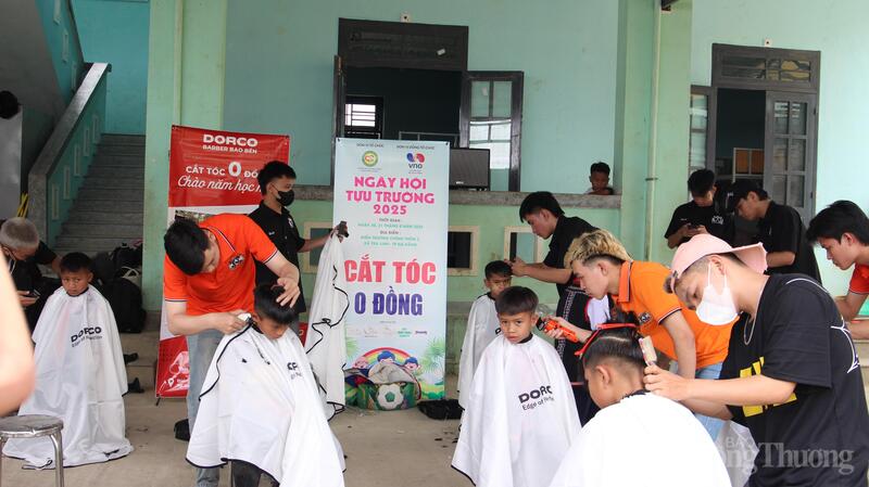 Với hoạt động cắt tóc 0 đồng, các tình nguyện viên giúp các em cắt tóc gọn sàng