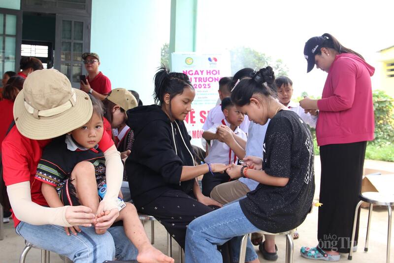 Các em học sinh nữ được nhóm tình nguyện viên chăm sóc, làm sạch, đẹp móng tay, chân