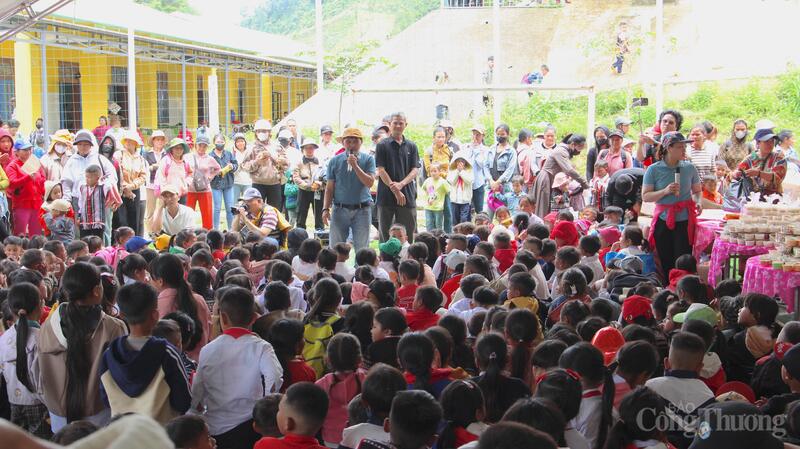 Ngày hội tựu trường năm nay trở lên đặc biệt và đáng nhớ với hơn 900 học sinh toàn xã khi đón nhận những món quà tựu trường ý nghĩa từ các câu lạc bộ thiện nguyện của Đà Nẵng.
