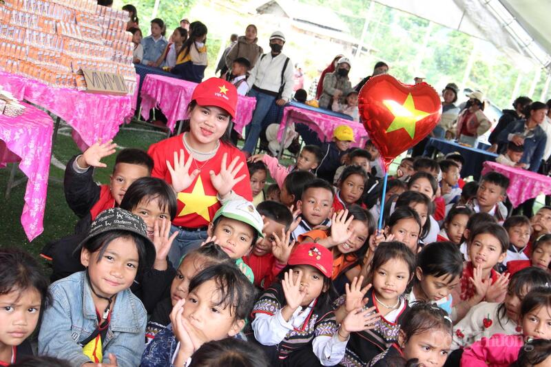 Anh Hồ Ngọc Thanh, Trưởng đoàn thiện nguyện, tình nguyện, Chủ nhiệm Câu lạc bộ Tình nguyện viên chữ thập đỏ Chuyến xe Vạn tình 0 đồng (TP. Đà Nẵng) cho biết, chương trình Ngày hội tựu trường cùng các em học sinh miền núi đã được đơn vị thực hiện trong nhiều năm.