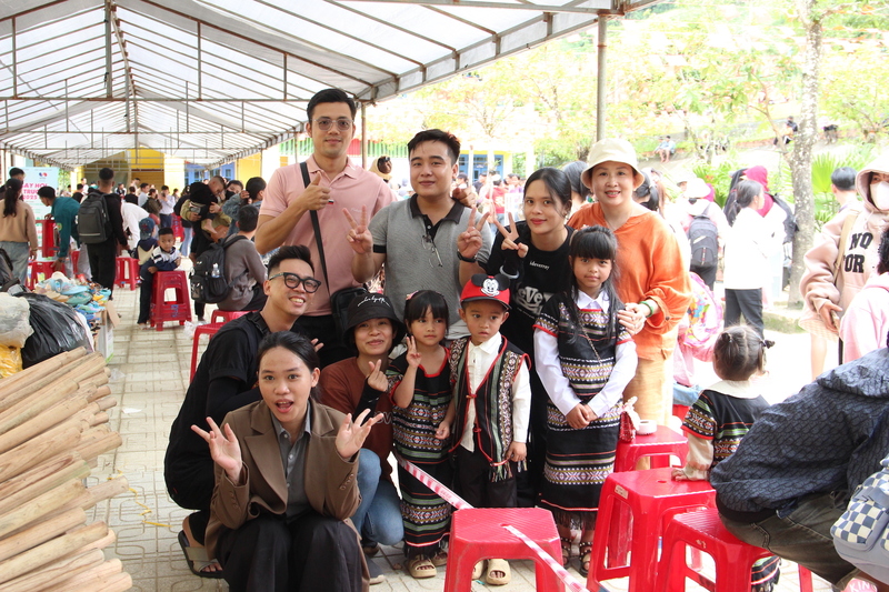 8 năm qua với 5 lần tổ chức, chương trình Ngày hội tựu trường đã đi qua các xã: Trà Tập, Trà Mai, Trà Don, Trà Leng, Trà Linh. “Mỗi năm chúng tôi thực hiện chương trình tại 1 xã. Tại đây, tất cả các em học sinh trên toàn sẽ được nhận quà với đầy đủ sách vở, đồ dùng học tập, quần áo, giày dép để bước vào năm học mới”, anh Thanh cho hay và thông tin thêm, chương trình hỗ trợ các em học sinh miền núi trước thềm năm học mới rất được đơn vị, các nhóm thiện nguyện tại TP. Đà Nẵng hưởng ứng, ủng hộ tham gia.