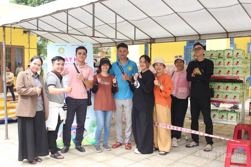 Các câu lạc bộ và các tình nguyện viên góp sức tạo niềm vui bước vào năm học mới cho hơn 900 em học sinh, mầm non tại xã Trà Linh