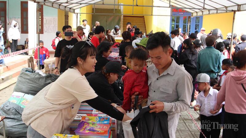 Hoạt động siêu thị miền núi sẽ trang bị hành trang năm học mới đầy đủ cho các em nhỏ.