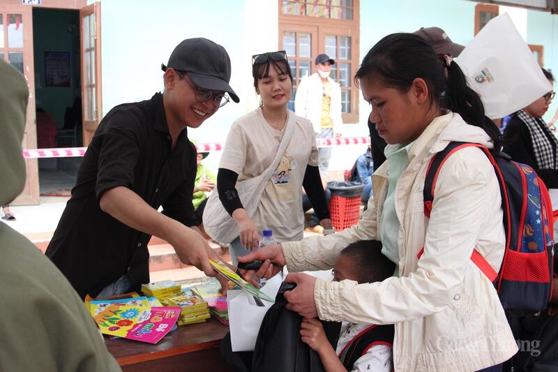 Từ cặp sách, đồng phục mới, những tập vở thơm mùi giấy mới, bộ dụng cụ đồ dùng học tập với bút, thước, hộp đựng.