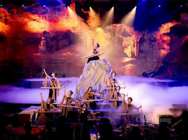 Du khách thưởng thức sản phẩm du lịch biểu diễn thực cảnh "Đi tìm dấu ngọc" trong hang Ngọc Rồng, tỉnh Quảng Ninh