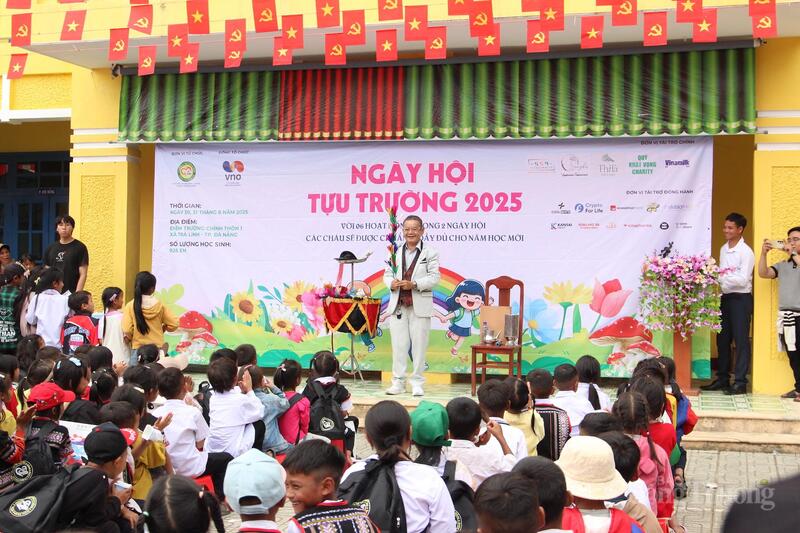 Ngày hội rộn ràng tiếng cười với hoạt động xiếc ảo thuật, chú hề bong bóng và múa lân. Ngoài ra, các em còn được trải nghiệm thưởng thức những chương trình hay từ hoạt động rạp chiếu phim miền núi.