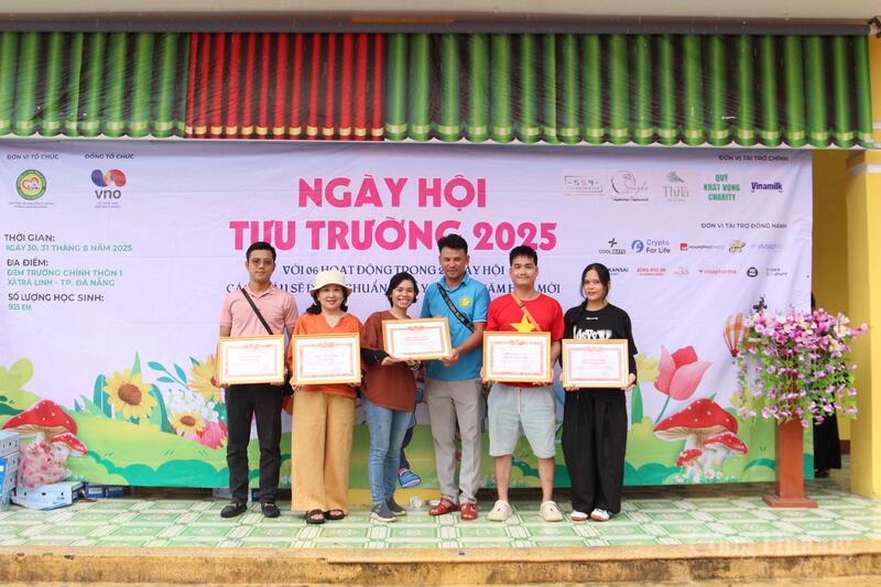 “Tôi chỉ kêu gọi 10 ngày là đã đầy đủ. Mỗi đơn vị sẽ nhận hỗ trợ 1 loại sản phẩm, dịch vụ. Như áo quần, cặp sách, vở, giày dép đi học, áo mưa… mỗi đơn vị tài trợ 1 món nên gộp lại với nhau đầy đủ”, anh Thanh nói và chia sẻ thêm: “Qua nhiều lần tổ chức, chúng tôi đã đi qua nhiều xã, gặp nhiều em học sinh. Mỗi xã và mỗi em có những hoàn cảnh khác nhau, nhưng đều rất khó khăn. Vì vậy chúng tôi mong muốn những hỗ trợ cho các em trước năm học mới sẽ thêm động lực, tiếp sức cho em đến lớp, để các em thay đổi nhận thức về đi học và sau này thay đổi cuộc sống”. (Trong ảnh: Anh Hồ Ngọc Thanh (áo xanh) trao thư cảm ơn các câu lạc bộ thiện nguyện đồng hành trong chương trình Ngày hội tựu trường năm 2025)