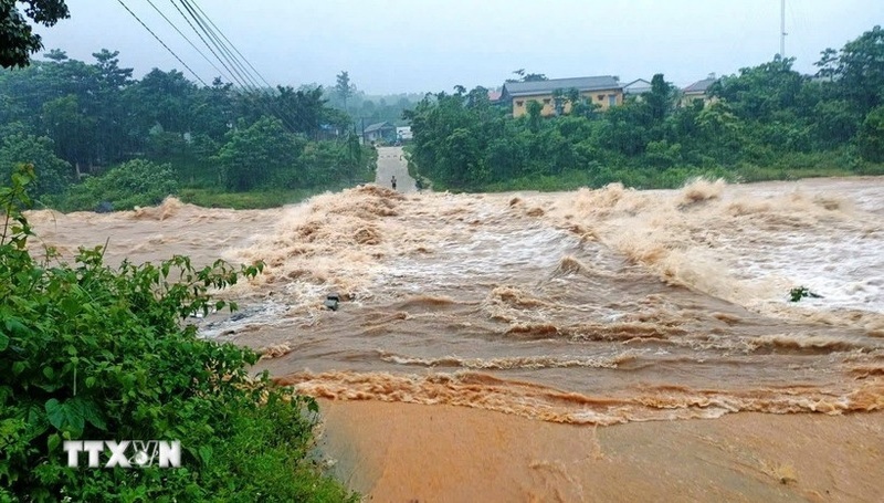 Trung tâm Dự báo khí tượng thuỷ văn Quốc gia vừa phát tin cảnh báo lũ quét, sạt lở đất, sụt lún đất do mưa lũ. Ảnh: TTXVN