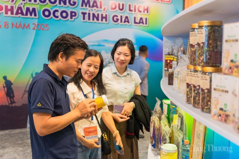 Đại biểu tham quan các gian hàng. Ảnh: Hiền Mai