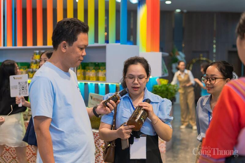 Không chỉ dừng ở trưng bày, các đơn vị tham gia còn tích cực kết nối với khách hàng, tìm kiếm đối tác hợp tác lâu dài. Ảnh: Hiền Mai