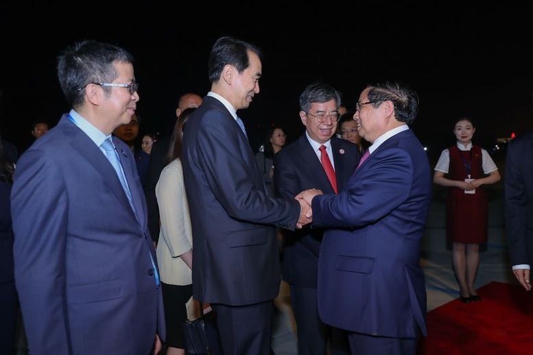 Đón Thủ tướng Phạm Minh Chính và Đoàn đại biểu Việt Nam tại sân bay có Bộ trưởng Bộ Giao thông vận tải Trung Quốc Lưu Vĩ; Chủ nhiệm Ủy ban Thường vụ Nhân đại thành phố Thiên Tân Dụ Vân Lâm; Đại sứ Việt Nam tại Trung Quốc Phạm Thanh Bình - Ảnh: VGP/Nhật Bắc