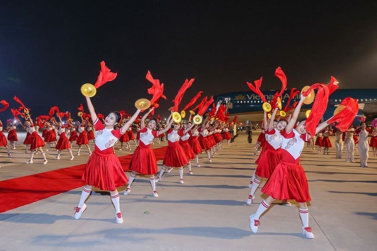 Màn múa hát của các thiếu nhi chào đón Thủ tướng Phạm Minh Chính và Đoàn đại biểu Việt Nam tại sân bay Tân Hải, thành phố Thiên Tân - Ảnh: VGP/Nhật Bắc