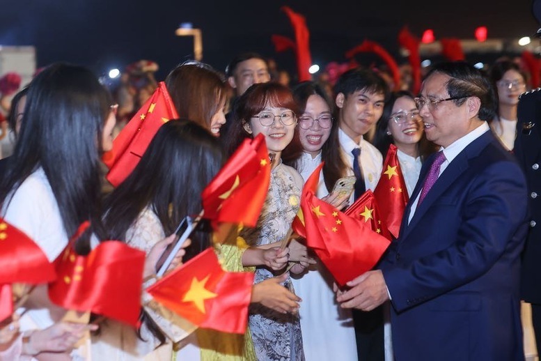 Cán bộ, nhân viên Đại sứ quán Việt Nam tại Trung Quốc và đại diện cộng đồng người Việt Nam tại Trung Quốc vui mừng chào đón Thủ tướng - Ảnh: VGP/Nhật Bắc