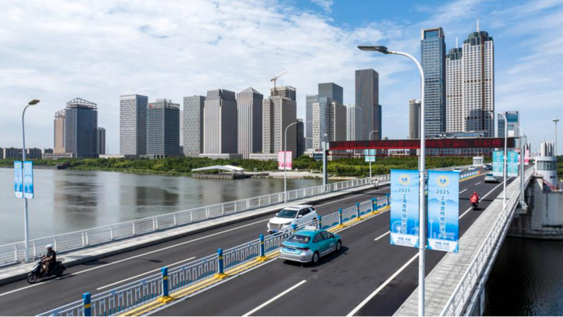 Các cột đèn được trang trí bằng biểu ngữ đánh dấu Hội nghị thượng đỉnh Tổ chức Hợp tác Thượng Hải (SCO) năm 2025 tại Khu vực mới Binhai, Thiên Tân, miền bắc Trung Quốc. Ảnh: Xinhua