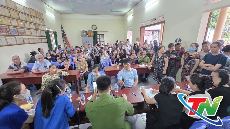 Bà con đến nhận quà tại nhà văn hóa tổ dân phố số 8, phường Túc Duyên. Ảnh: Báo Thái Nguyên
