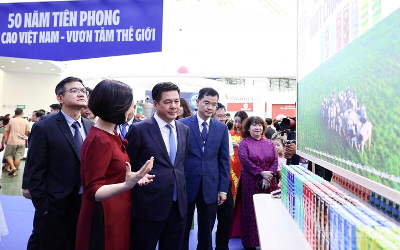 Bộ trưởng Bộ Công Thương Nguyễn Hồng Diên tham quan gian trưng bày của doanh nghiệp tư nhân Vinamilk tại không gian "Khởi nghiệp Kiến quốc". Ảnh: Nguyễn Nam