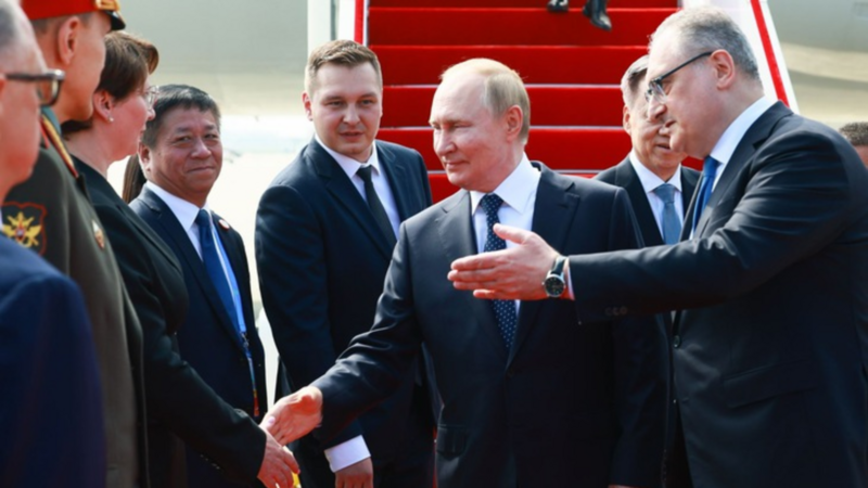 Tổng thống Putin tại sân bay ở Trung Quốc ngày 31/8. Ảnh: TASS