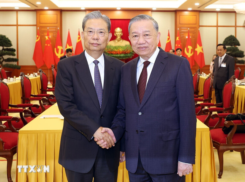 Tổng Bí thư Tô Lâm và Ủy viên Thường vụ Bộ Chính trị, Ủy viên Trưởng Ủy ban Thường vụ Đại hội Đại biểu Nhân dân toàn quốc Trung Quốc Triệu Lạc Tế. Ảnh: TTXVN