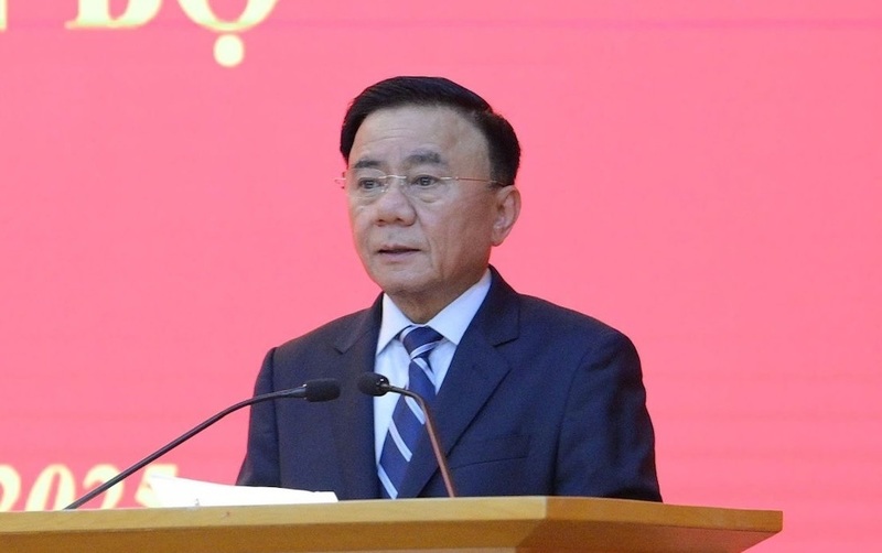 Thay mặt Bộ Chính trị, Ban Bí thư, đồng chí Trần Cẩm Tú, Ủy viên Bộ Chính trị, Thường trực Ban Bí thư đã ký ban hành Kết luận số 186-KL/TW về tình hình, kết quả hoạt động của bộ máy hệ thống chính trị và chính quyền địa phương 2 cấp. Ảnh: Cổng thông tin điện tử Đảng Cộng sản Việt Nam