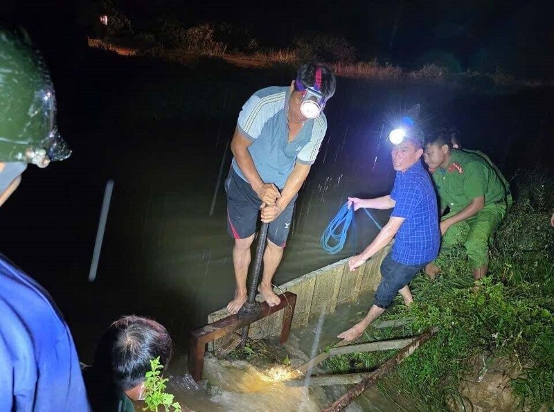 Công an xã cùng người dân khắc phục sự cố kênh vỡ. Ảnh: Thỏa Hồ