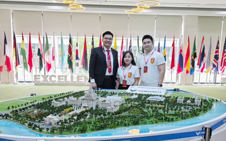 Nhóm tác giả của Đoàn Thanh niên Bộ Công Thương (từ trái sang): TS. Trịnh Quốc Vinh - Viện Nghiên cứu Chiến lược, Chính sách Công Thương, ThS. Nguyễn Ngọc Tâm - Cục Quản lý và Phát triển thị trường trong nước, quyền Bí thư Đoàn Thanh niên Bộ Công Thương và ThS. Nguyễn Quốc Khánh - Đoàn Thanh niên Bộ Công Thương tham dự Diễn đàn Trí thức trẻ Việt Nam toàn cầu lần thứ VI (2025). Ảnh: MoIT