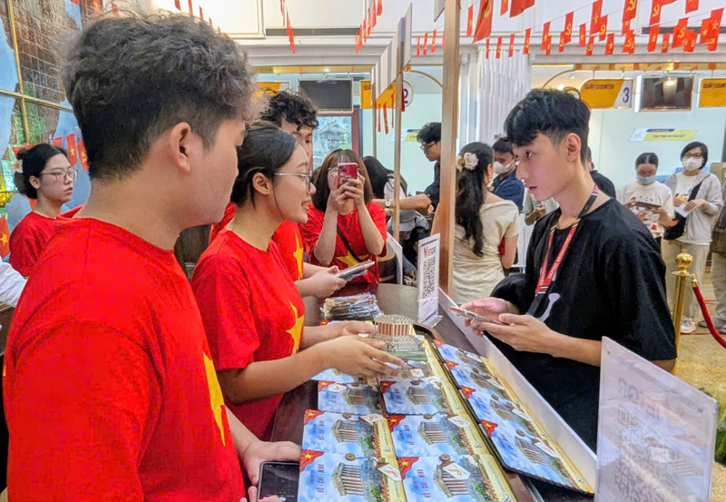 Một bạn trẻ được hướng dẫn cách nhận mô hình