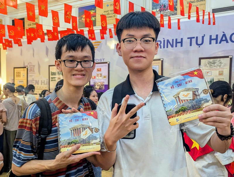 Niềm vui được sở hữu món quà ý nghĩa trong ngày lễ lớn của đất nước. Ảnh: QL