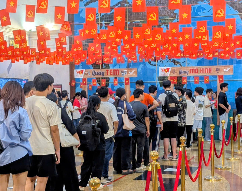 Mặc dù lượng người xếp hàng rất đông nhưng đều trật tự chờ đến lượt