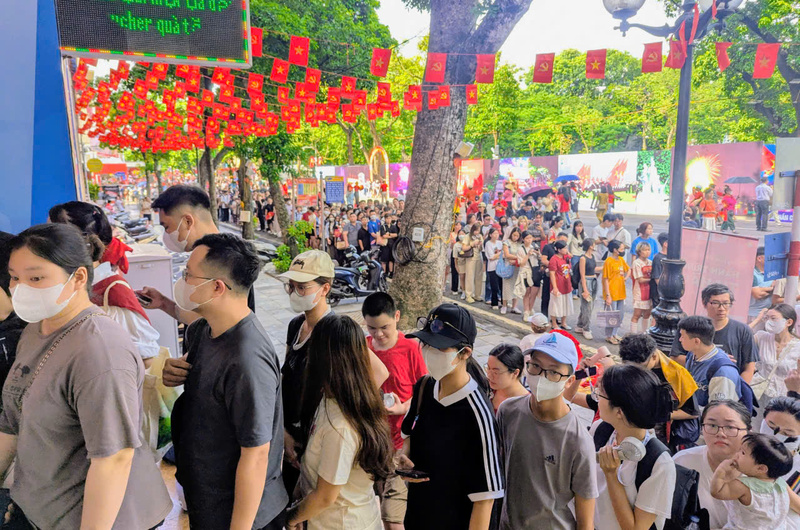 Từ sáng sớm, rất đông người dân đã xếp hàng tại Bưu điện Hà Nội chờ được nhận mô hình