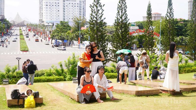 Khách du lịch tạo dáng chụp ảnh. Ảnh: Ngọc Thắng