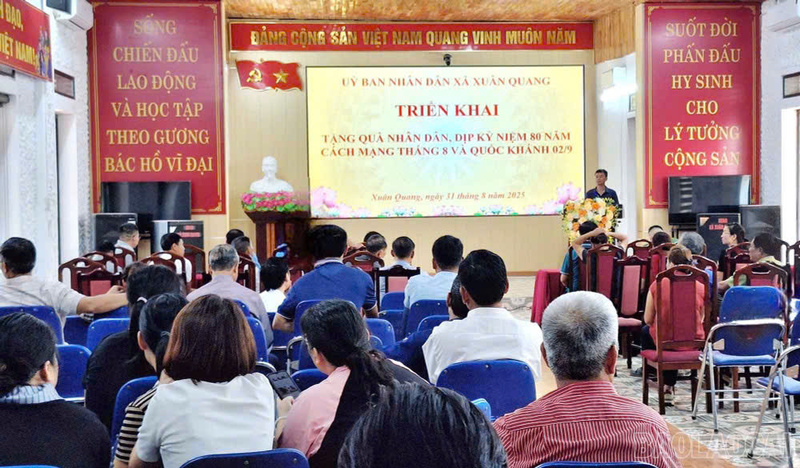 Xã Xuân Quang triển khai tặng quà cho Nhân dân, dịp kỷ niệm 80 năm Cách mạng Tháng Tám và Quốc khánh 2/9. Ảnh: Báo Lào Cai.