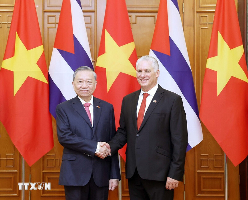 Tổng Bí thư Tô Lâm và Bí thư thứ Nhất Đảng Cộng sản Cuba, Chủ tịch nước Cuba Miguel Díaz-Canel Bermúdez chụp ảnh chung tại cuộc hội đàm. Ảnh: Thống Nhất/TTXVN