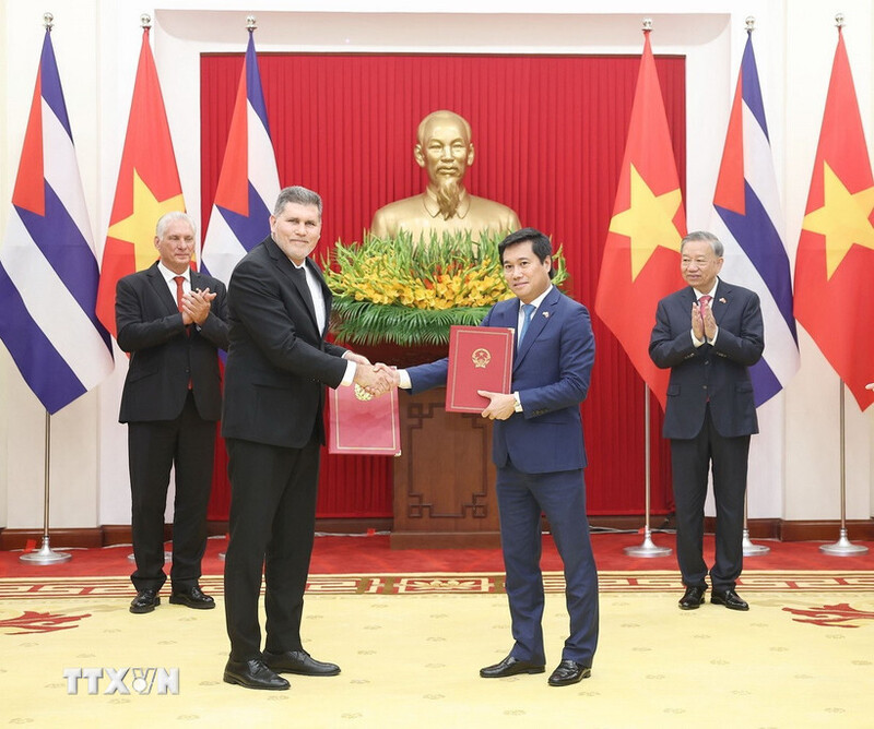 Tổng Bí thư Tô Lâm và Bí thư thứ Nhất, Chủ tịch nước Cuba Miguel Díaz-Canel Bermúdez chứng kiến Lễ trao Biên bản thoả thuận Kỳ họp thứ 42 Uỷ ban Liên Chính phủ về hợp tác kinh tế và khoa học kỹ thuật Việt Nam - Cuba. Ảnh: Thống Nhất/TTXVN