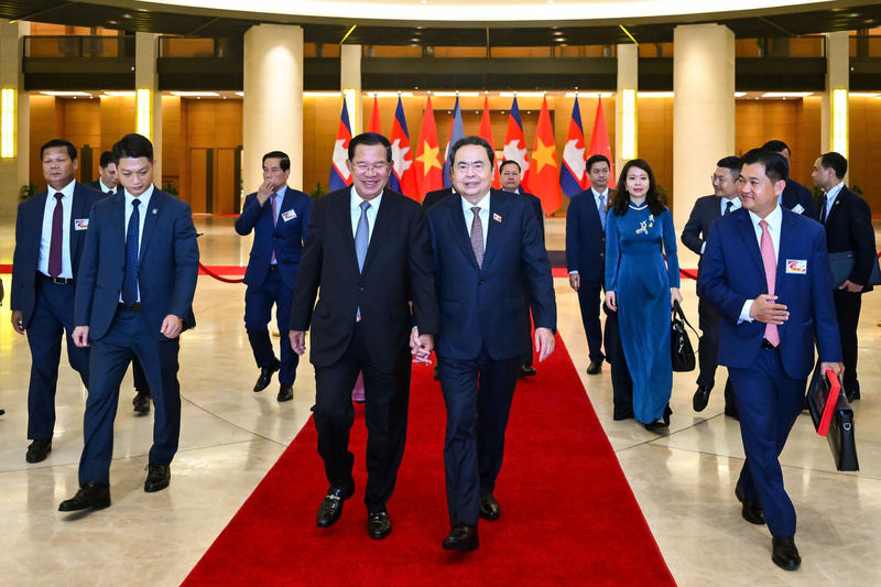 Chủ tịch Quốc hội Trần Thanh Mẫn tiễn Chủ tịch Thượng viện Campuchia Samdech Techo Hun Sen. Ảnh: VPQH
