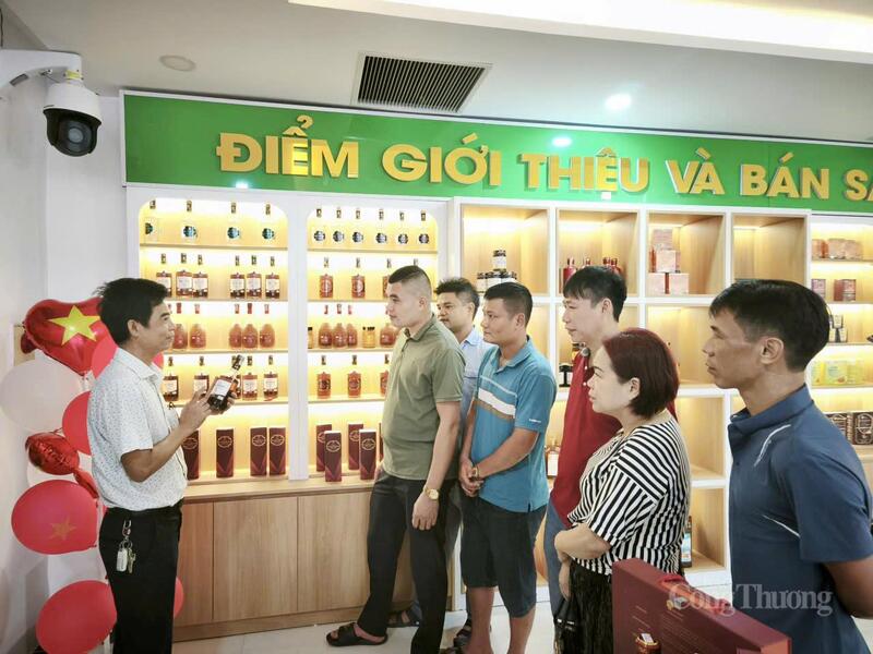 Điểm giới thiệu và bán các sản phẩm OCOP Tam Đảo mới khai trương đón nhiều du khách tới tham quan