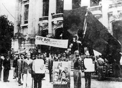 Nhân dân Hà Nội mít tinh tại Nhà hát Lớn trong tuần lễ cứu đói, tháng 11/1945 - Ảnh: Tư liệu lịch sử