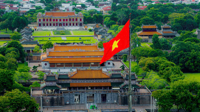 Lá cờ đỏ sao vàng tung bay trước Ngọ Môn, Đại nội Huế. Ảnh: L. Hoàng