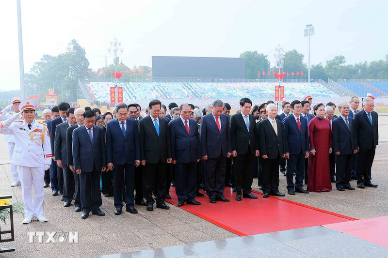 Lãnh đạo Đảng, Nhà nước tưởng niệm Chủ tịch Hồ Chí Minh. Ảnh: An Đăng/TTXVN