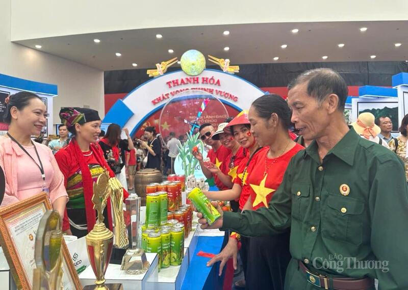 Một cựu chiến binh tham quan không gian triển lãm tỉnh Thanh Hóa
