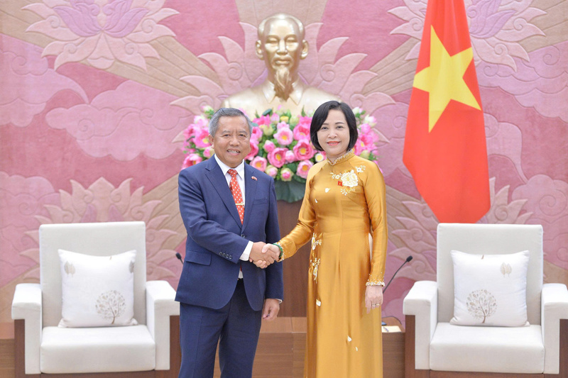 Phó Chủ tịch Quốc hội, Chủ tịch Nhóm Nghị sĩ Hữu nghị Việt Nam - Lào Nguyễn Thị Thanh và đồng chí Boviengkham Vongdara, Ủy viên Ban Chấp hành Đảng nhân dân Cách mạng Lào, Bộ trưởng Bộ Công nghệ và Truyền thông, Chủ tịch Hội Hữu nghị Lào - Việt Nam. Ảnh: VPQH