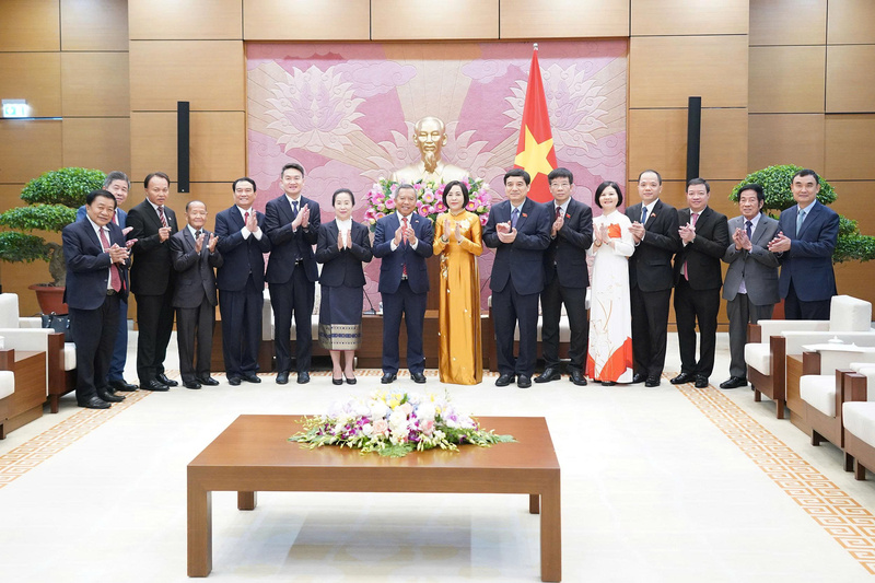 Các đại biểu chụp ảnh lưu niệm. Ảnh: VPQH